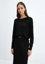 Sweater negro de tejido de punto fino, corte recto, cuello redondo, manga larga y terminaciones en canalé.