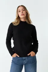 Sweater tejido negro con cuello alto y diseño de trenzas.