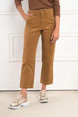 Pantalón cargo color tostado de tiro medio y corte recto, con bolsillos laterales.