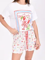 Conjunto de pijama compuesto por remera de mangas cortas y short con estampado a cuadros amarillos y blancos.