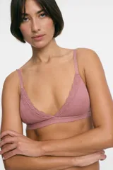 Bralette color rosa viejo de algodón rib, sin aro, con escote en V y puntilla en el borde superior de las copas. Breteles regulables y copas removibles.