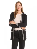 Cardigan negro de tejido acanalado, marca Rio & Rian, con ribete de diseño geométrico en contraste en la apertura frontal, puños y bolsillos simulados.