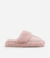 Pantufla cerrada color rosa, con textura de pelo sintético.