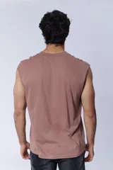 Musculosa marrón de corte oversize, sin mangas y cuello redondo.