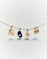 Aro colgante dorado con forma de dado y detalles de circonitas blancas.