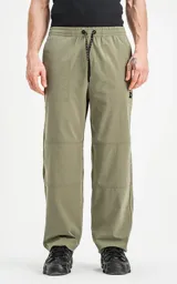 Pantalón largo color verde militar, de corte recto y estilo cargo, con cintura elástica ajustable con cordón, bolsillos laterales y puños elásticos.