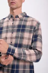 Camisa de manga larga con cuello abotonado y estampado a cuadros en tonos azul marino, gris y rosa.