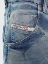 Pantalón de jean Diesel modelo Jogg Krooley Sweat, color celeste con efecto desgastado.