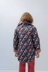 Campera capitoneada a mano con diseño geométrico multicolor, forrada en corderito con relleno de guata y tela impermeable.