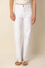 Pantalón blanco de cintura alta, corte recto, con bolsillos frontales tipo cargo y terminación desflecada. Confeccionado en denim de algodón con spandex.