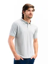 Remera polo verde militar de manga corta, con cuello clásico y tapeta de dos botones.