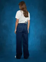 Jean de denim azul oscuro, corte recto y tiro alto.