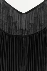Vestido midi negro de tejido plisado, con escote pico, tirantes finos ajustables y aplicación de encaje y bordados florales combinados a contraste.