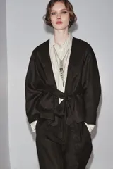 Kimono marrón con cuello redondo, manga larga y cinturón ajustable con lazadas. Confeccionado en hilatura de algodón y forro interior.