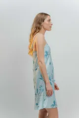 Camisón corto de seda estampada con breteles finos.