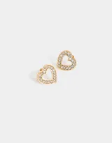 Par de aros pasantes dorados con forma de corazón calado y strass incrustados.