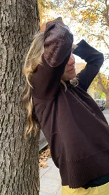 Cardigan marrón de tejido fino en lana con detalle de cuero en los codos y cintas.