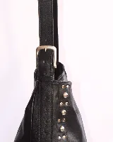 Bandolera de cuero color beige con flecos y tachas plateadas.