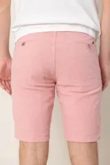 Bermuda color beige claro de lino y algodón, corte clásico, con bolsillos laterales y traseros.