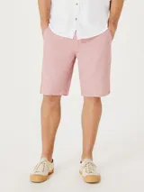 Bermuda de vestir color gris oscuro, corte chino, con bolsillos laterales y traseros.