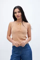 Musculosa color verde oliva con efecto marmolado, cuello redondo con media cartera de botones y bordado en la espalda.