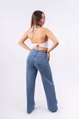 Pantalón de jean celeste con pequeños apliques brillantes, corte wide leg.