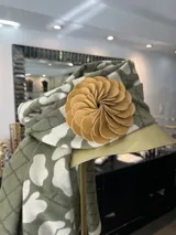 Broche con forma de flor color beige, realizado artesanalmente en Italia. Se aplica con imán sin necesidad de pinchar la tela.
