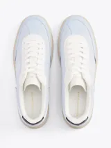 Zapatillas urbanas Tommy Hilfiger color celeste con detalles en blanco y suela color crema.