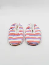 Pantuflas ballerina de tela suave con rayas horizontales en color lila, naranja y blanco.