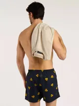 Bóxer de algodón blanco con estampado de flores pequeñas color celeste, con cintura elástica y logo de la marca en el centro.