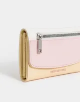 Billetera colorblock de cuerina con solapa y cierre frontal.