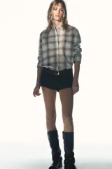 Shorts mini de denim color azul oscuro, tiro bajo, con cinco bolsillos y costuras en tono naranja.