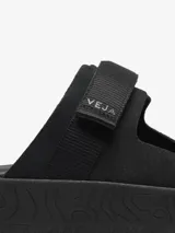 Sandalias negras con tiras de cuero y suela gruesa.