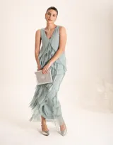 Cartera de mano tipo sobre plateada, de cuero sintético con acabado metalizado. Incluye asa de cadena metálica extraíble y cierre de solapa con imán.