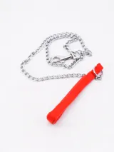 Correa para perro con cadena metálica plateada y mango de tela roja.