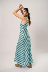 Vestido corto con estampado geométrico en tonos celeste, azul y verde. Diseño de un solo hombro.