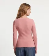 Blusa negra de algodón con escote en V y mangas largas.