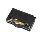 Billetera compacta de cuero genuino con caja de aluminio integrada para tarjetas. Presenta un sistema de deslizamiento mediante clip, bolsillo frontal con cierre de cremallera, compartimento para billetes y documentos, y protección RFID. Diseño en color verde oscuro con costuras a contraste.