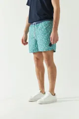 Short de baño estampado con cintura elástica ajustable con cordón, dos bolsillos laterales y uno trasero. Confeccionado en tela ligera de secado rápido y logo bordado.