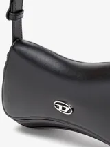 Cartera de mano Diesel Play, color negro, confeccionada en cuero con acabado semibrillante. Tiene forma estructurada inspirada en los mandos de videojuegos, detalle de la D Ovalada metálica en la solapa y correa de hombro desmontable.