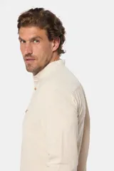 Camisa de lino color beige, de manga larga, cuello mao, medio abotonada y corte slim.