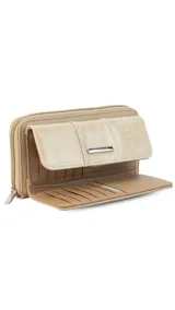 Billetera larga color beige, con solapa y broche a presión. Tiene un compartimento frontal con tarjeteros, visor y bolsillos, y un compartimento posterior con monedero con cierre, tarjeteros y bolsillos. Incluye un bolsillo trasero con cierre.