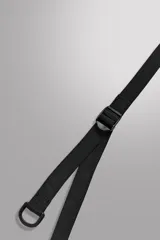 Bandolera negra de tejido técnico con correa ajustable, cierre con cremallera y detalle de texto y logo estampados.