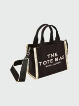 Bolso tote pequeño Marc Jacobs, confeccionado en jacquard negro con logo de la marca en blanco. Tiene doble asa de mano y correa bandolera ajustable y extraíble.