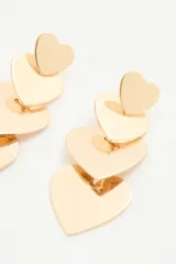 Aretes colgantes dorados con tres corazones planos de tamaño creciente, unidos por argollas.