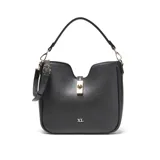 Cartera estructurada mediana de cuero sintético negro, con asa corta fija y correa larga regulable y desmontable. Presenta un broche giratorio metálico en el cierre superior y un detalle de herraje metálico dorado en el frente, con el logo XL aplicado.