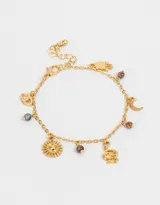 Pulsera dorada con cadena de eslabones y charms colgantes: mano de Fátima, sol, serpiente, luna y cuentas de colores. Cierre con mosquetón y cadena de alargue.