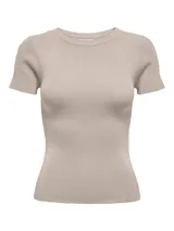 Top de punto color beige, con cuello redondo y mangas cortas.