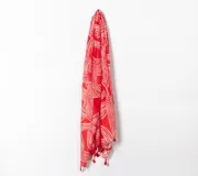 Pashmina rectangular de color rojo con estampado geométrico en blanco y terminaciones con flecos.