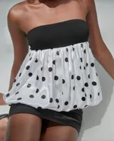 Top strapless blanco con lunares negros y elástico superior negro.